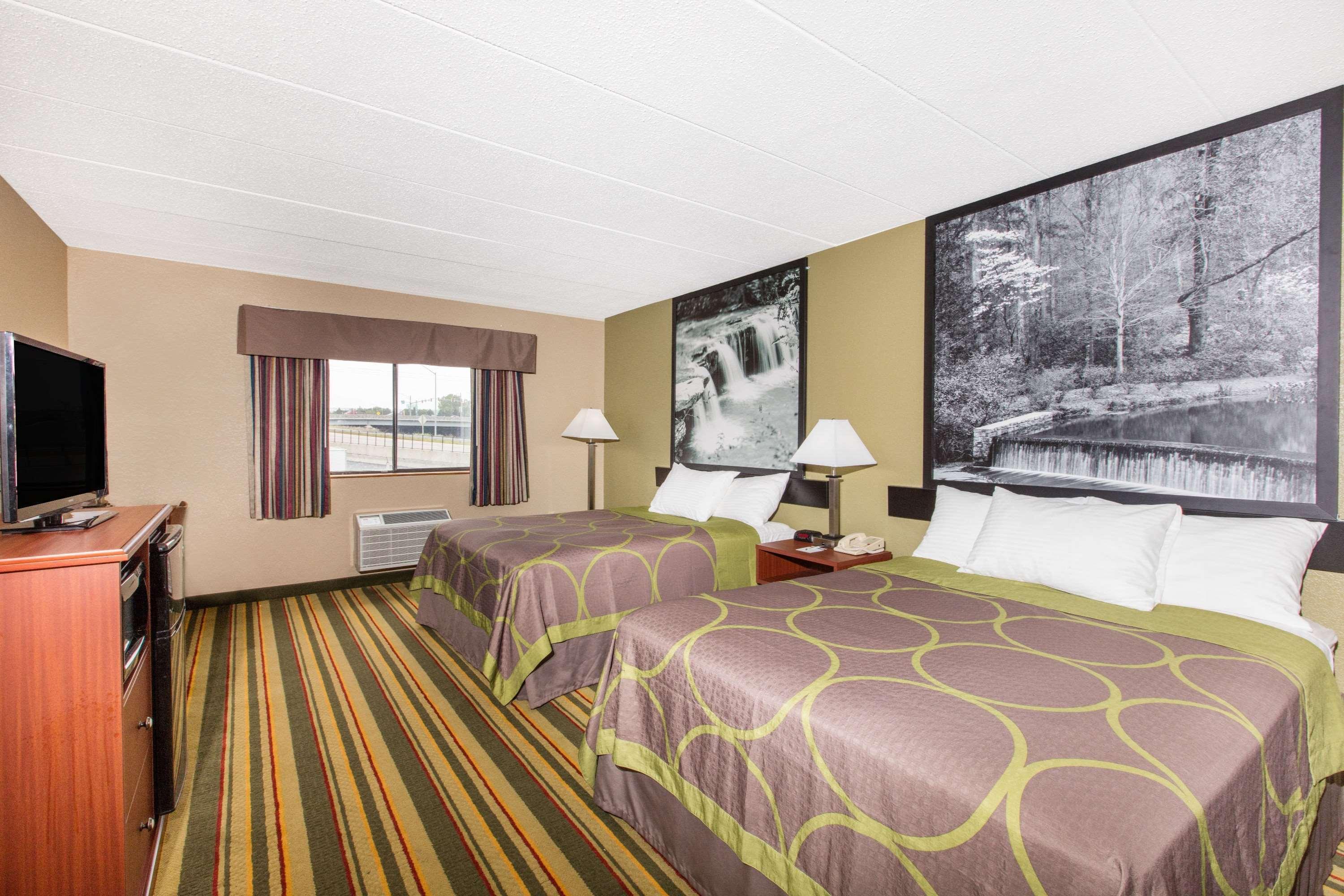 Hotel Super 8 By Wyndham Frederick Esterno foto