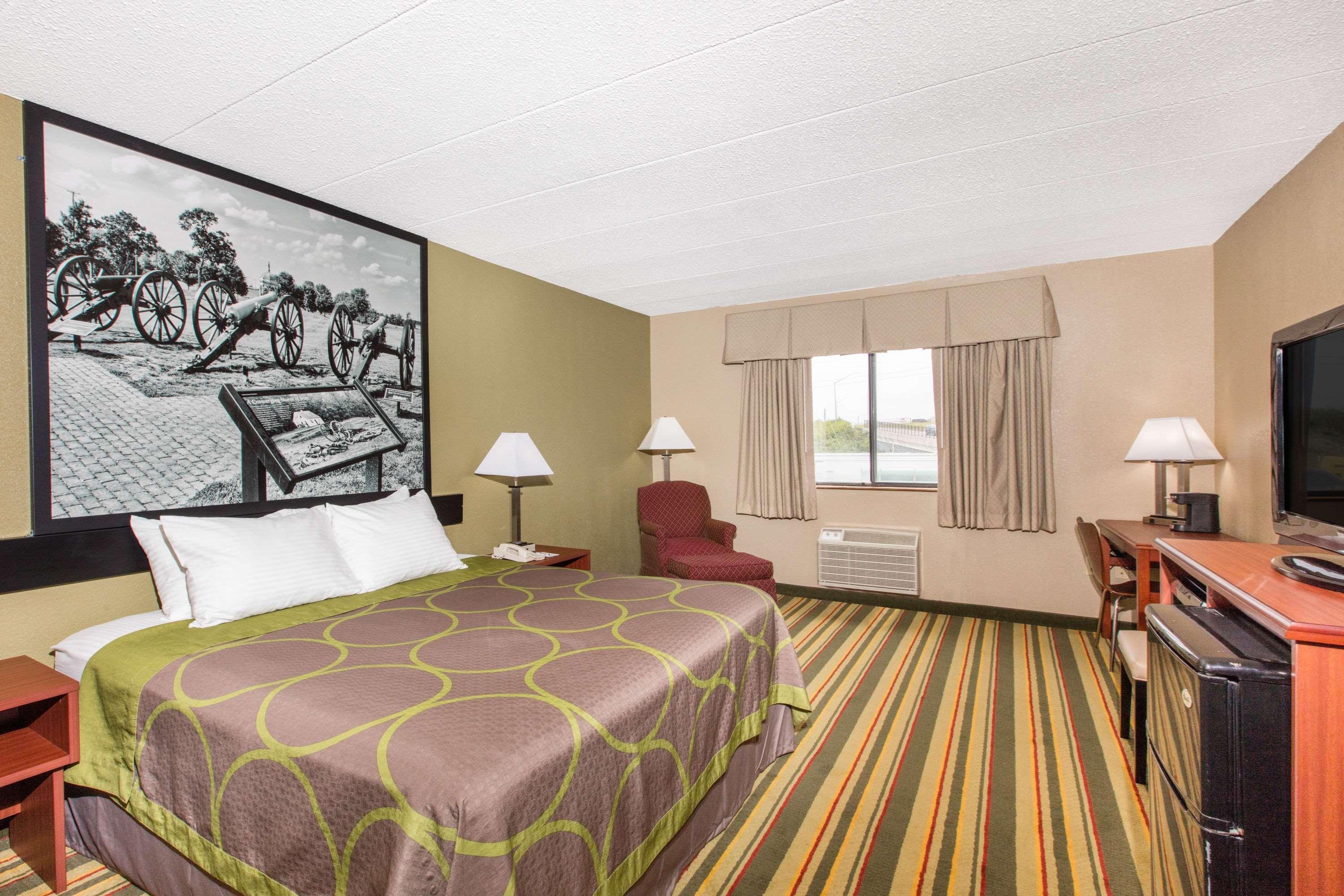 Hotel Super 8 By Wyndham Frederick Esterno foto