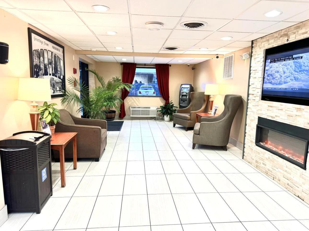 Hotel Super 8 By Wyndham Frederick Esterno foto