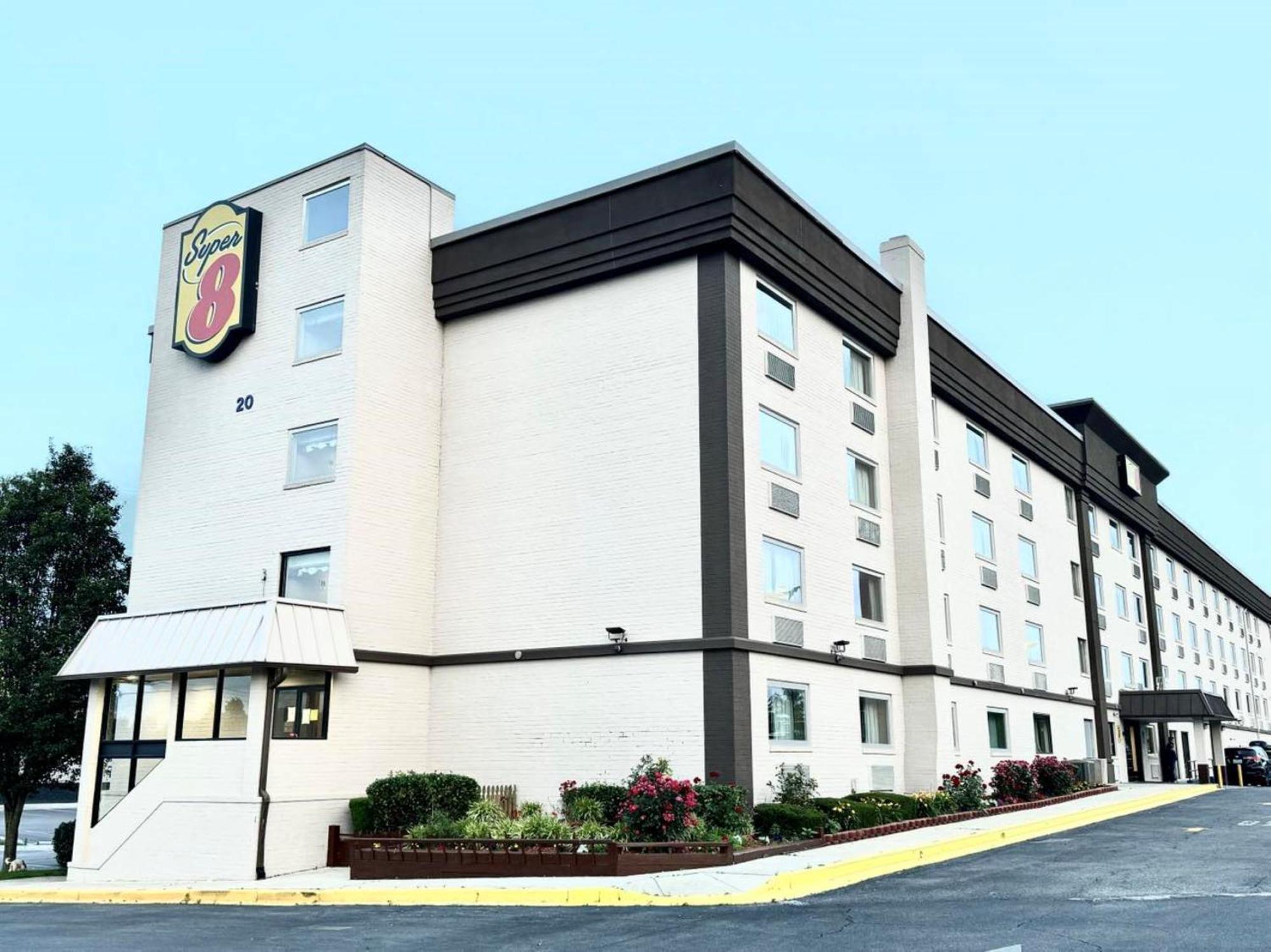 Hotel Super 8 By Wyndham Frederick Esterno foto