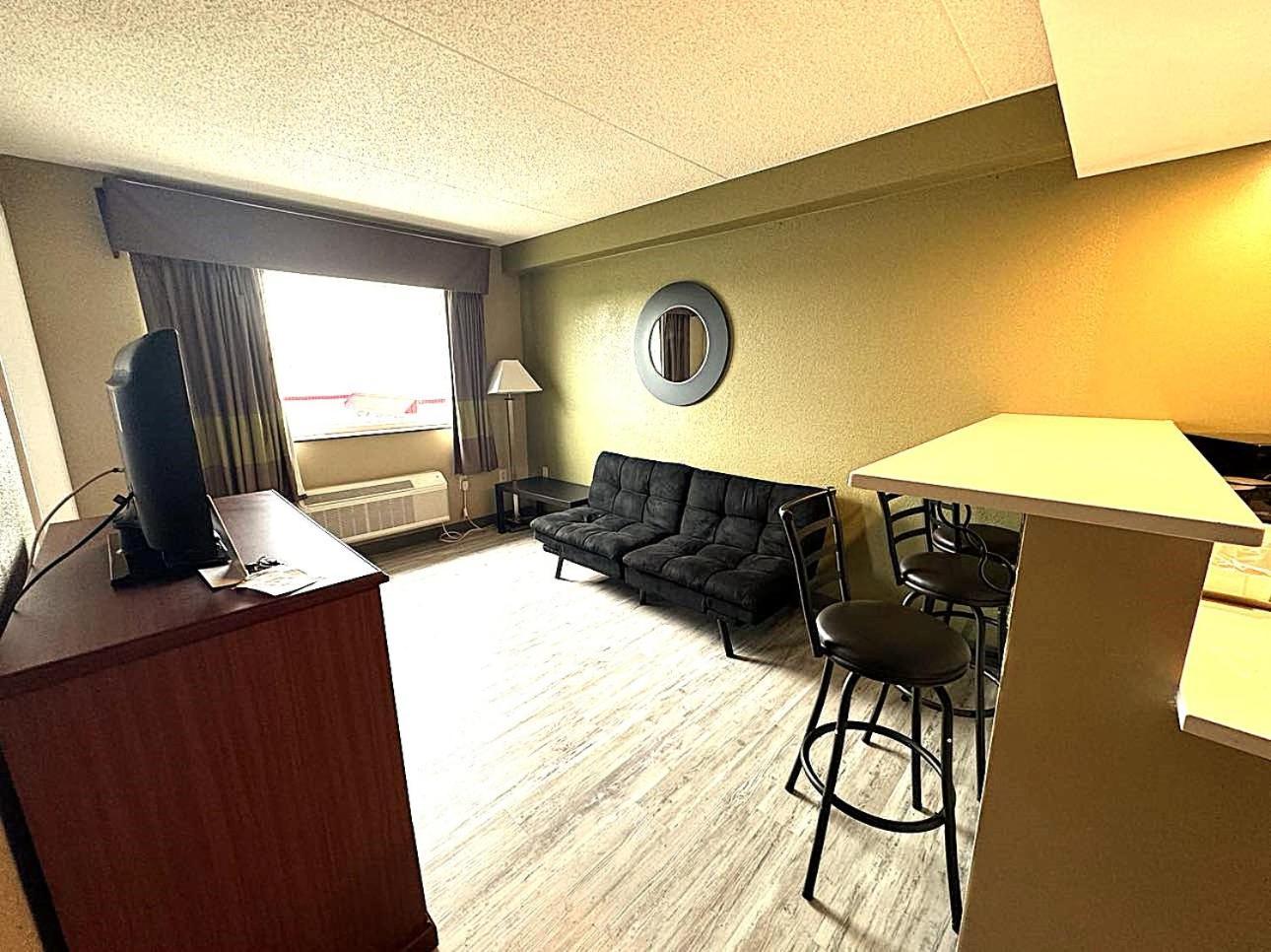 Hotel Super 8 By Wyndham Frederick Esterno foto