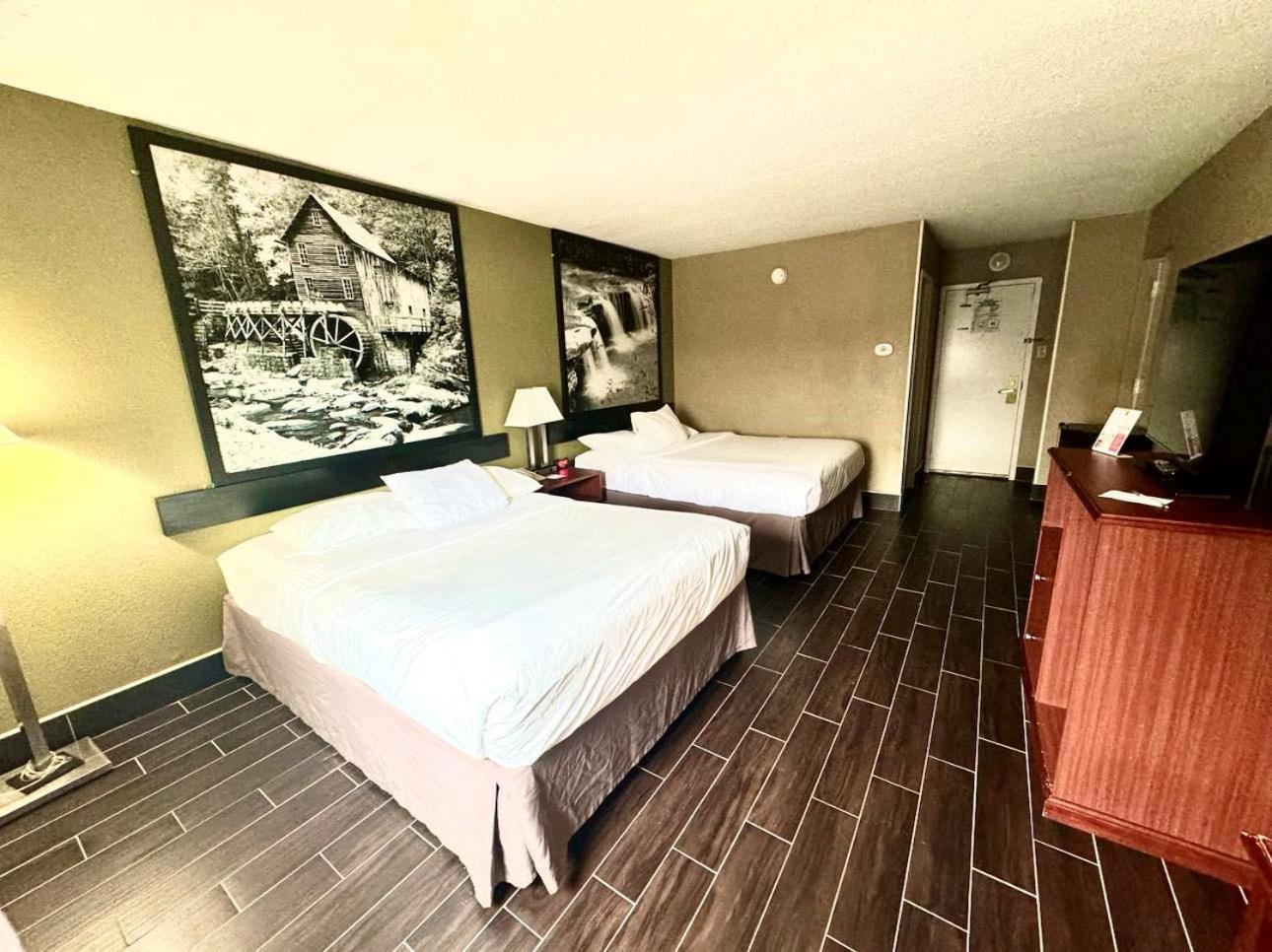 Hotel Super 8 By Wyndham Frederick Esterno foto