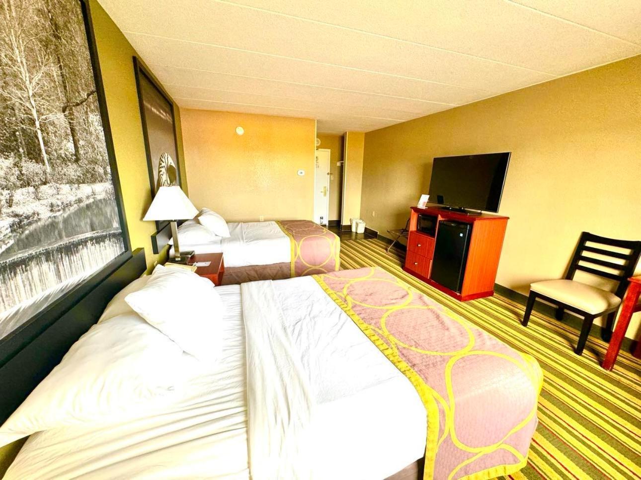 Hotel Super 8 By Wyndham Frederick Esterno foto