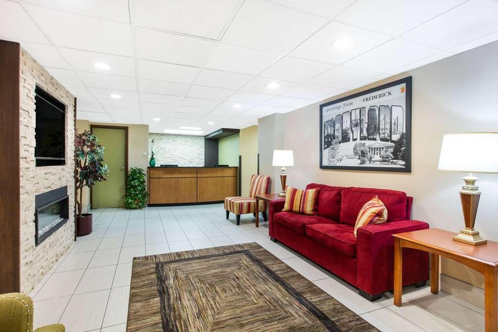 Hotel Super 8 By Wyndham Frederick Interno foto