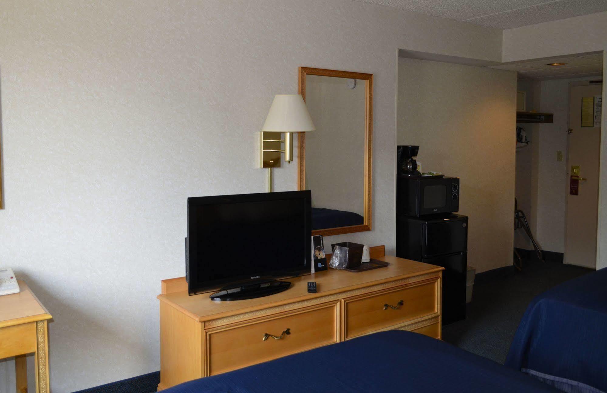 Hotel Super 8 By Wyndham Frederick Esterno foto