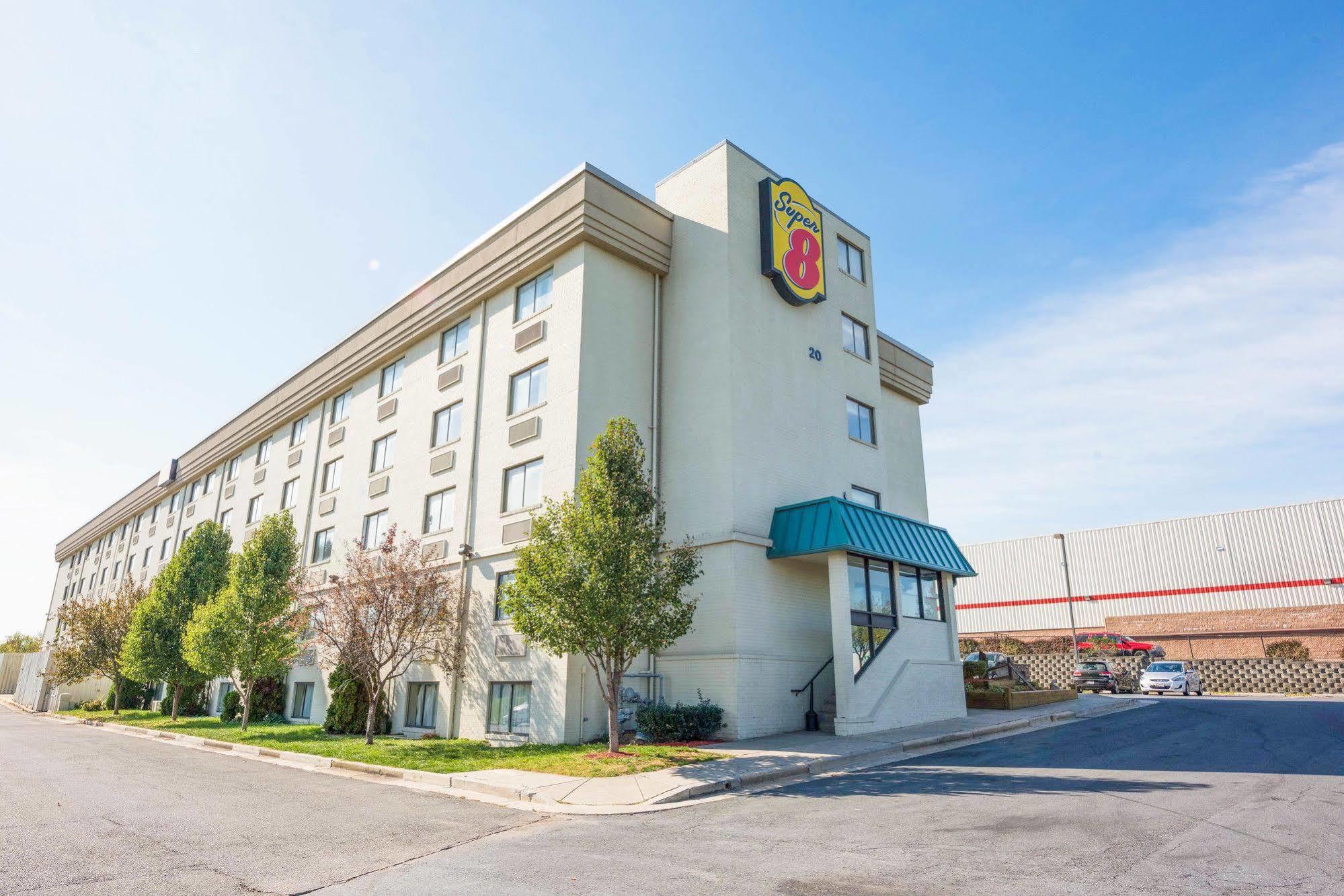 Hotel Super 8 By Wyndham Frederick Esterno foto