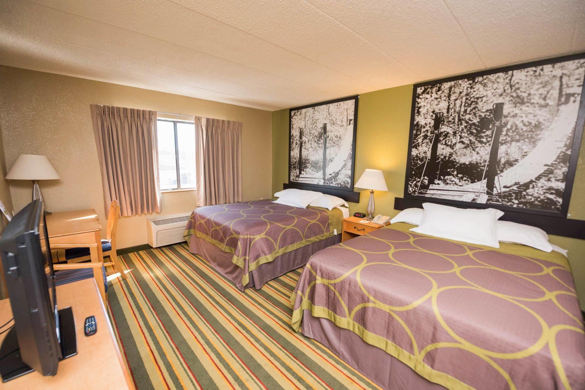 Hotel Super 8 By Wyndham Frederick Esterno foto