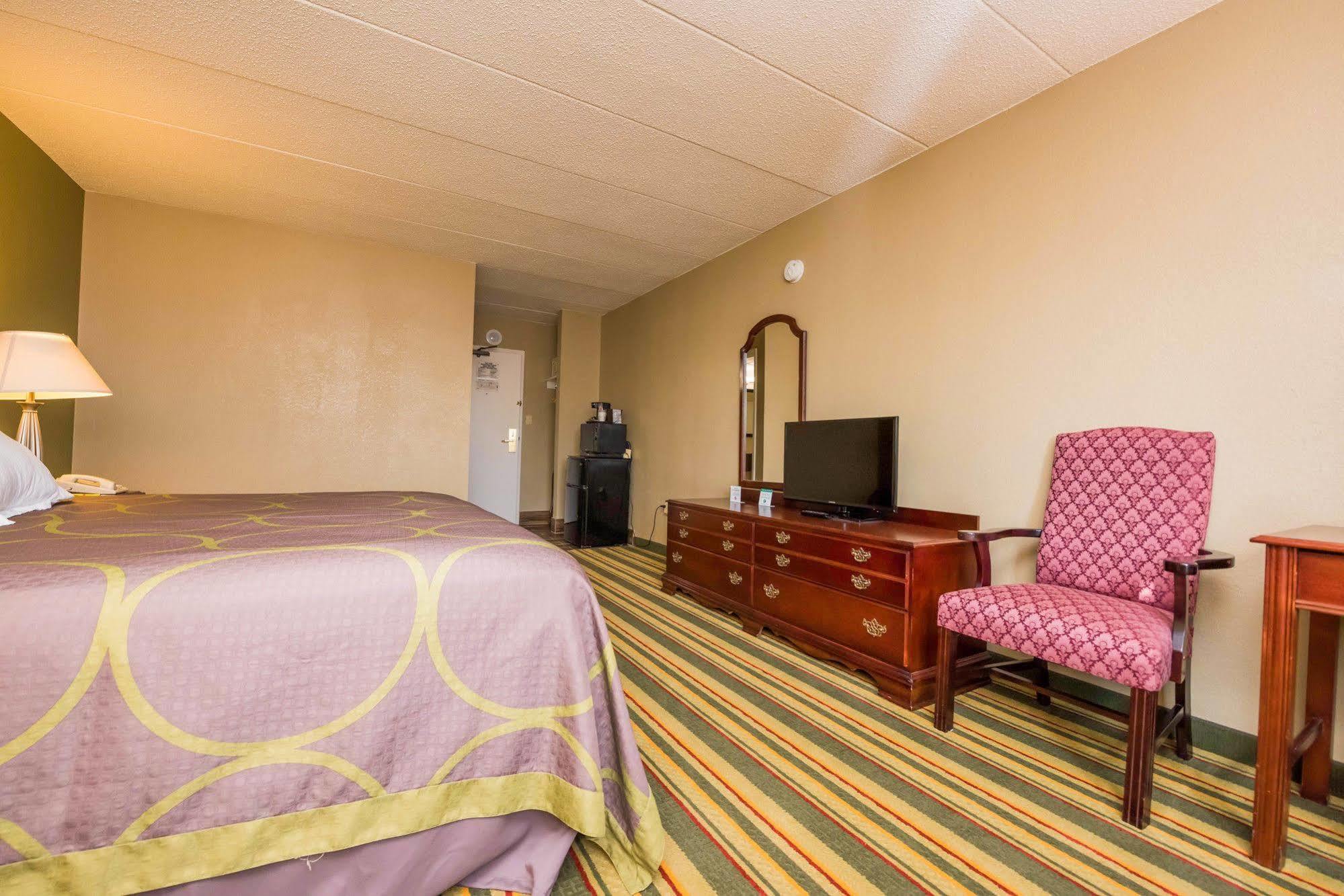Hotel Super 8 By Wyndham Frederick Esterno foto