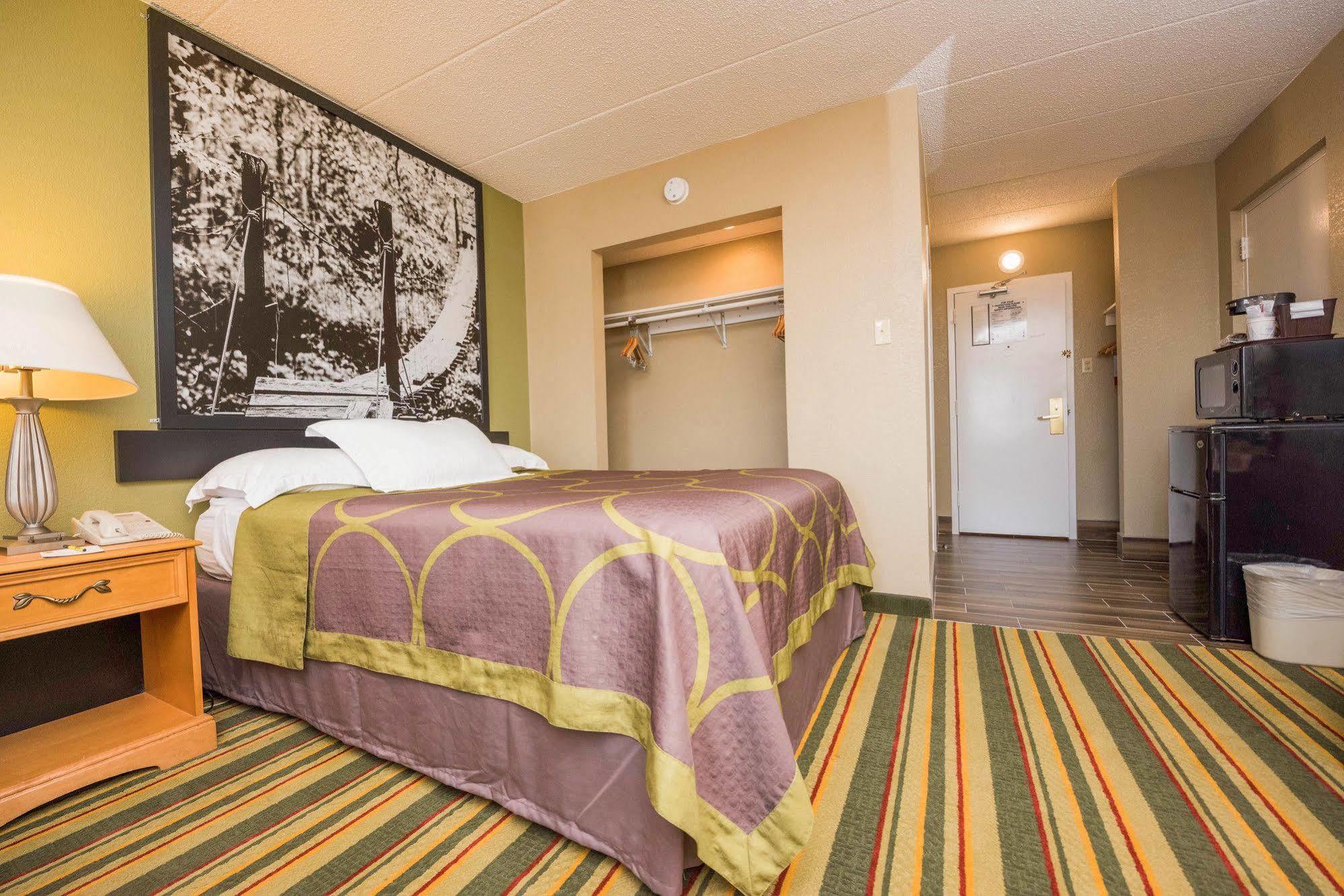Hotel Super 8 By Wyndham Frederick Esterno foto