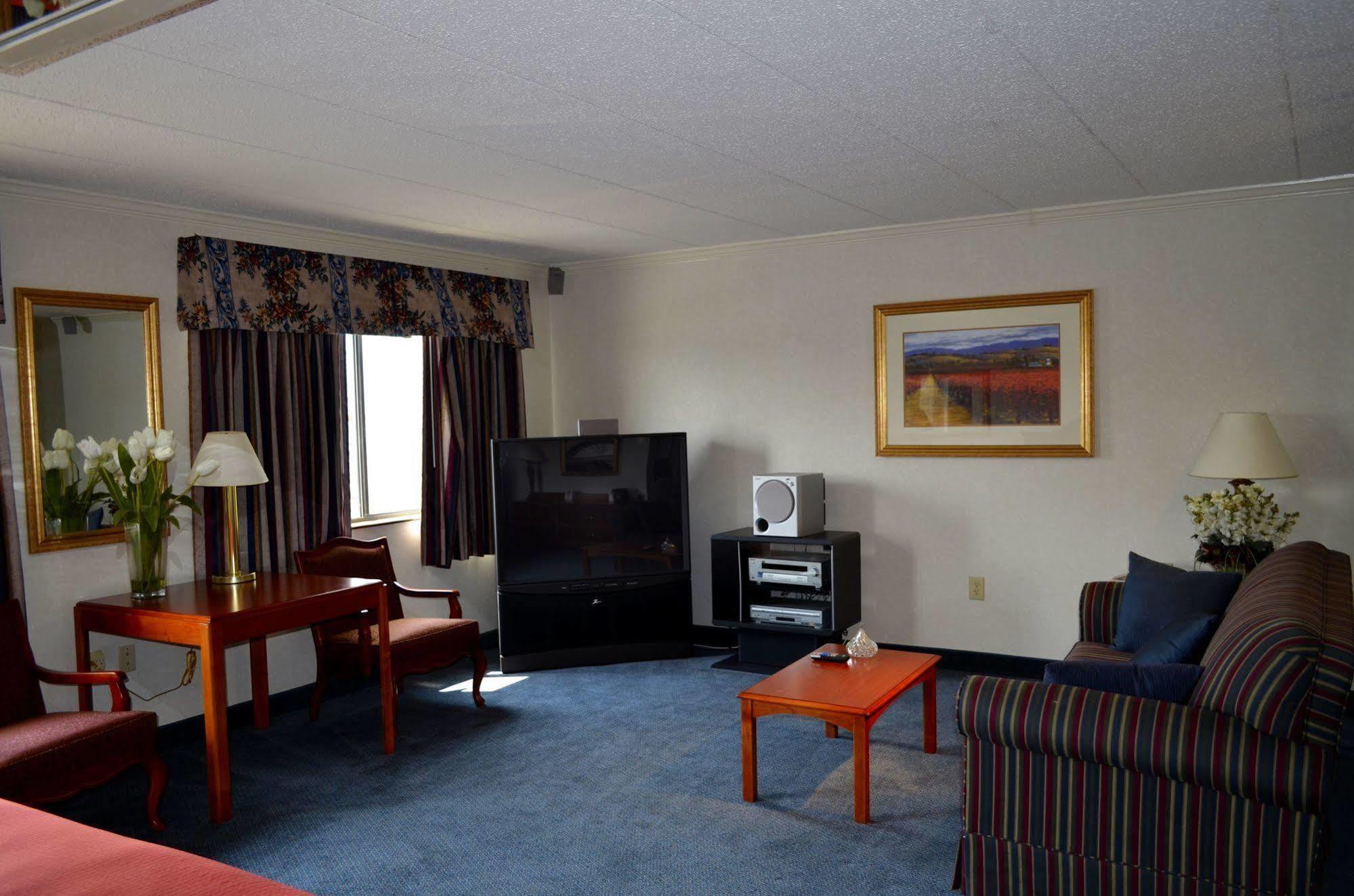Hotel Super 8 By Wyndham Frederick Esterno foto