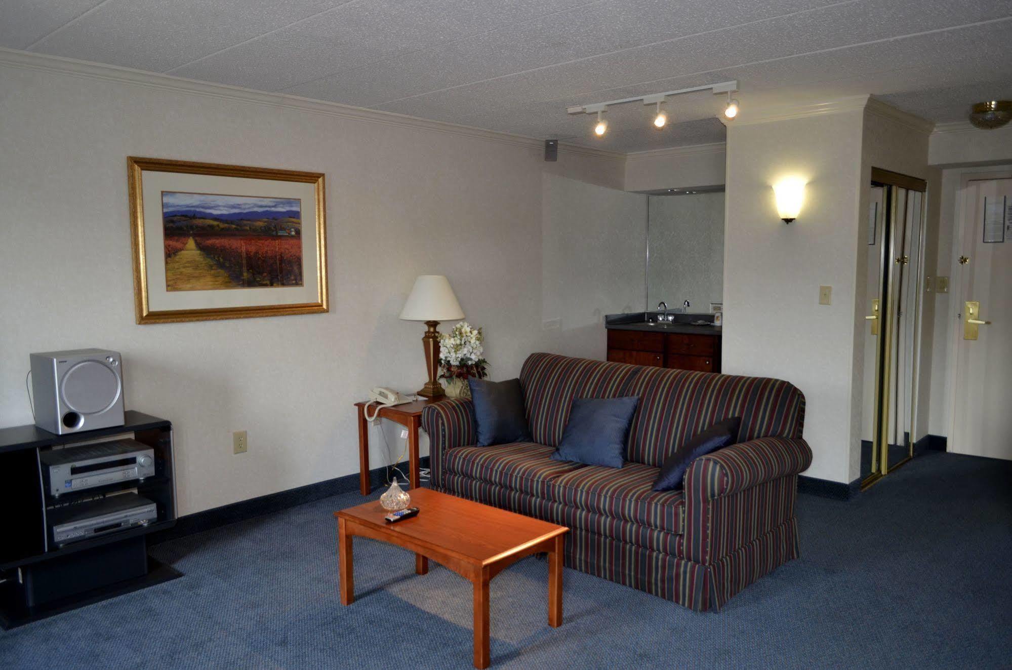 Hotel Super 8 By Wyndham Frederick Esterno foto